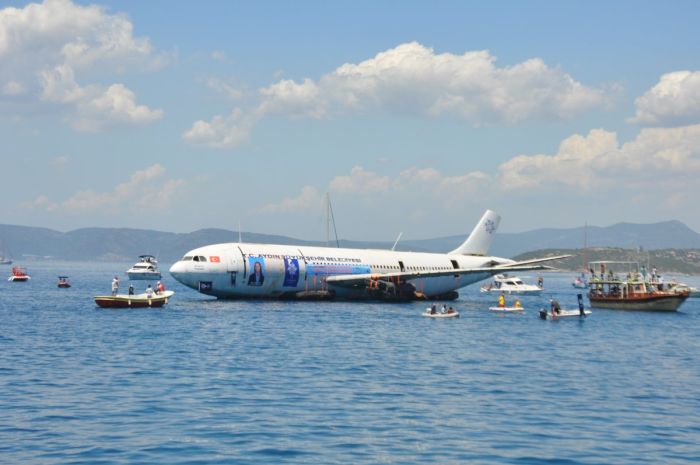 На турецком курорте затопили самолет Airbus A300 для привлечения туристов