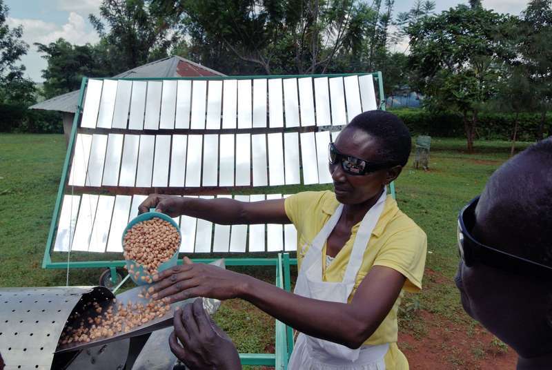 В Кении пекут хлеб и делают арахисовое масло с помощью солнечных концентраторов