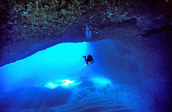 Удивительные подводные пещеры на снимках Чарли Юнга