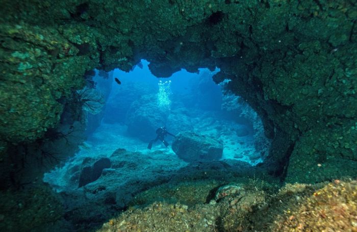 Удивительные подводные пещеры на снимках Чарли Юнга