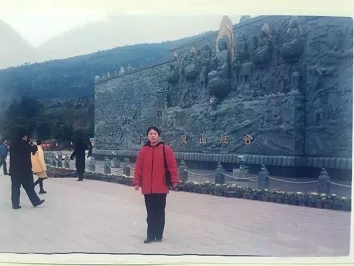 Китаянка случайно нашла свою мать на старом снимке жениха