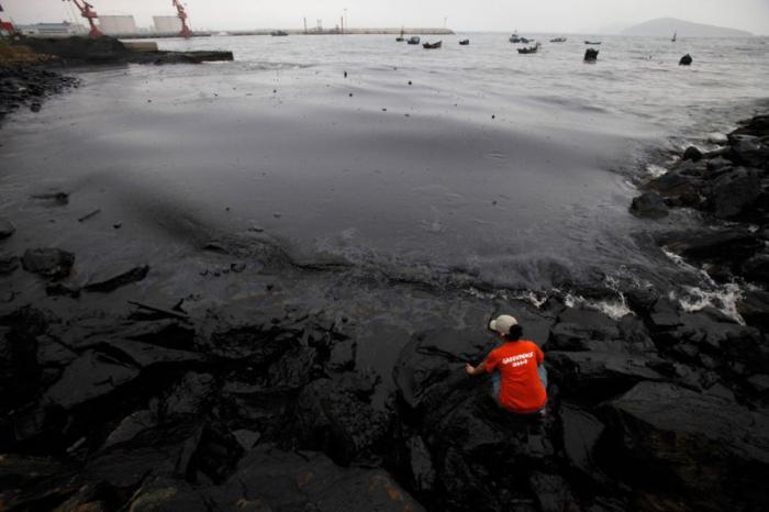 Разлив нефти и пожар в Китае