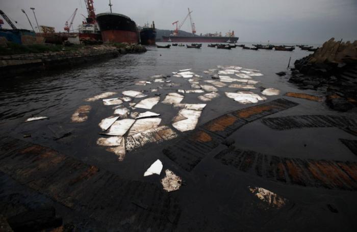 Разлив нефти и пожар в Китае