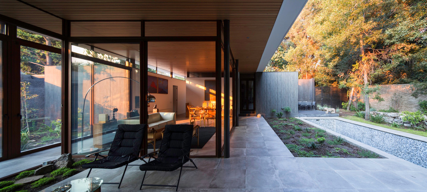 Частный дом со стеклянными стенами и садом в Чили