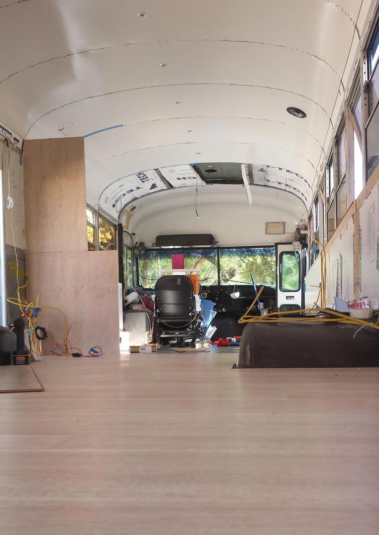 Отец с сыном превратили старый школьный автобус в дом мечты
