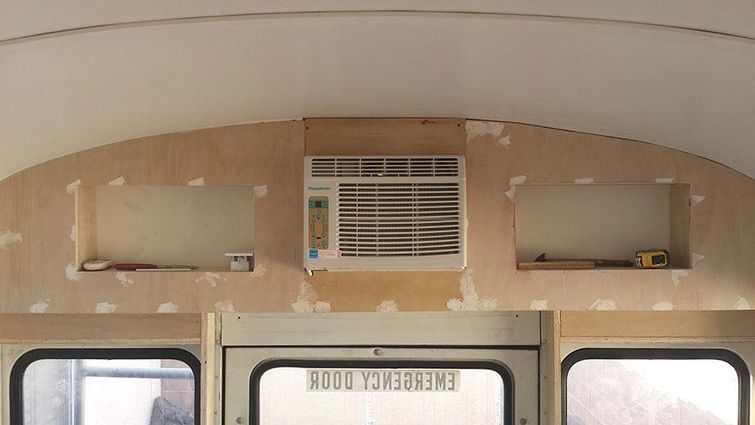 Отец с сыном превратили старый школьный автобус в дом мечты