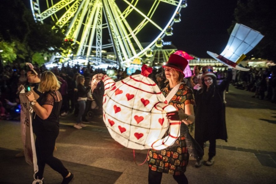 Парад бумажных фонариков Luminous Lantern Parade в Австралии