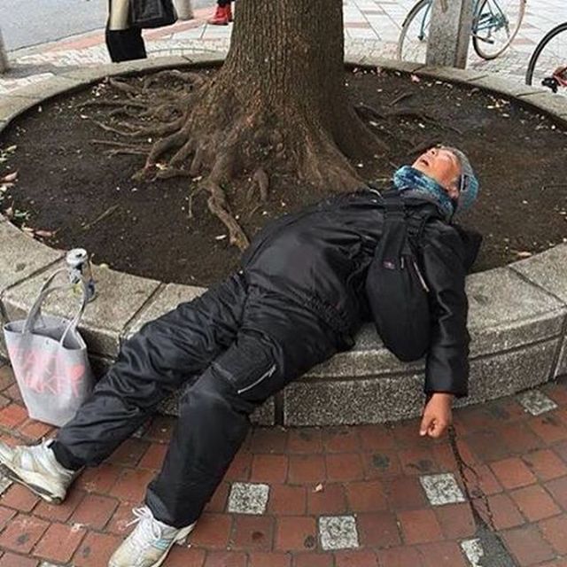 Пьяные японцы спят где попало в самых замысловатых позах