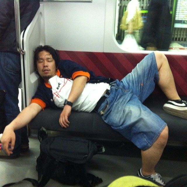 Пьяные японцы спят где попало в самых замысловатых позах