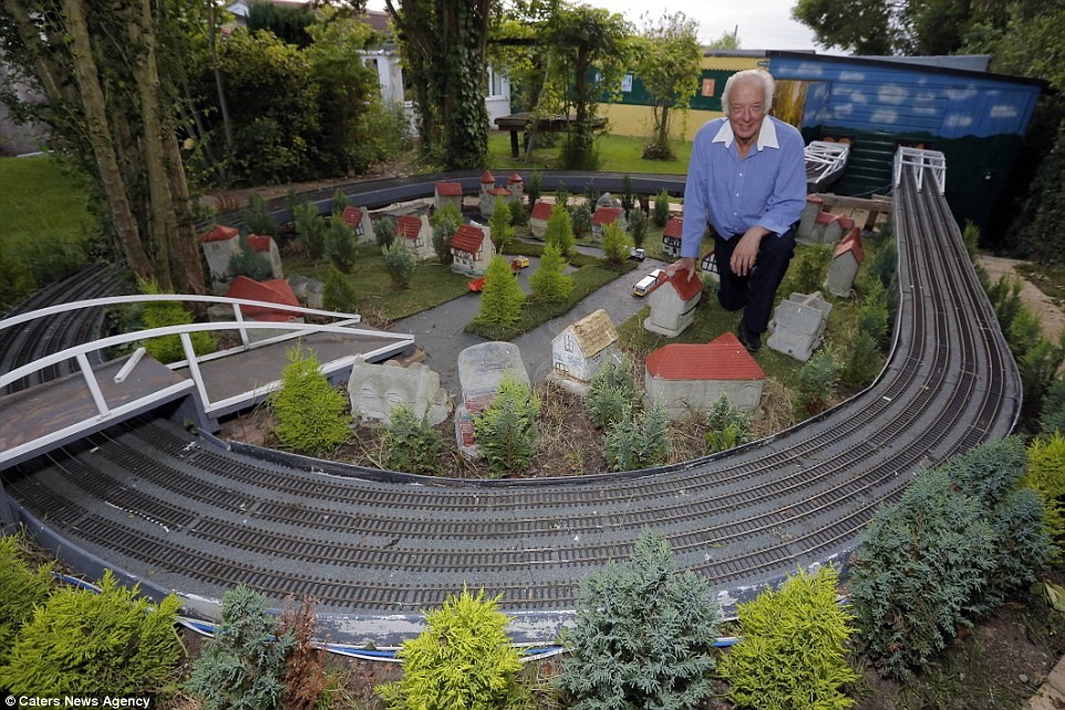 Британский пенсионер собрал невероятную модель железной дороги