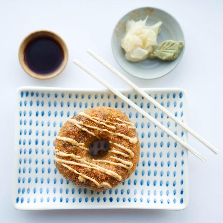 Суши в виде пончиков — забавный пищевой тренд