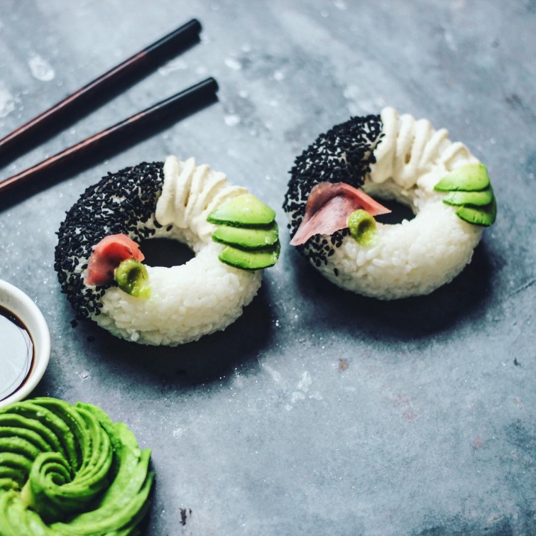 Суши в виде пончиков — забавный пищевой тренд