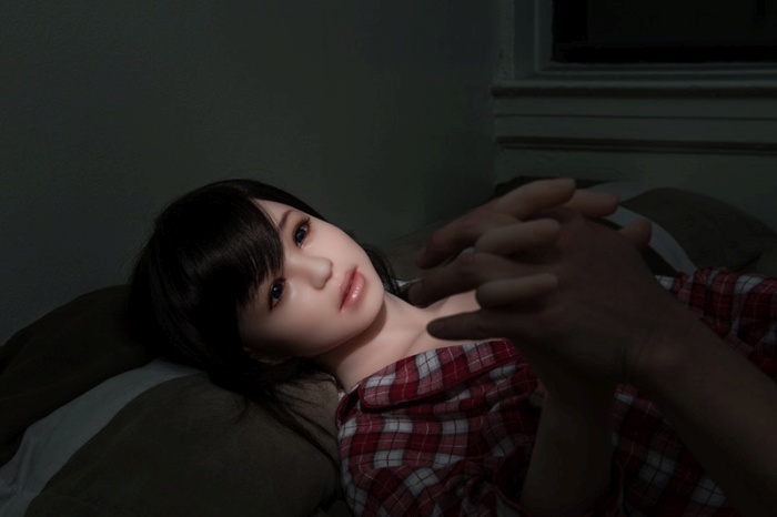 Корейский фотограф снимает свою жизнь с ультра-реалистичной силиконовой куклой