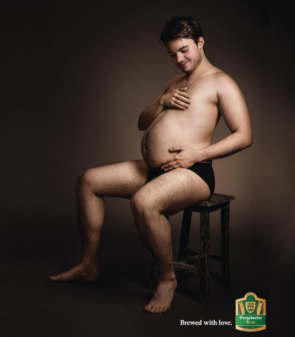 Мужчины поглаживают свои пивные животики в немецкой рекламе
