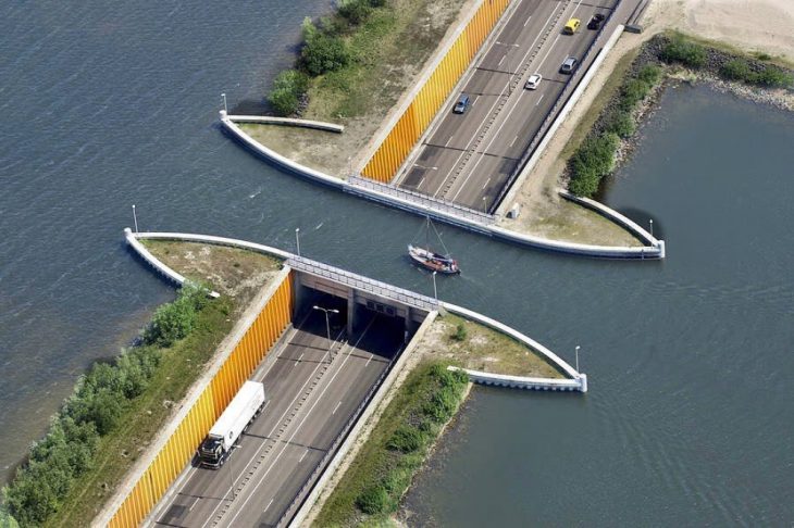 Водный мост в Голландии, нарушающий все законы физики