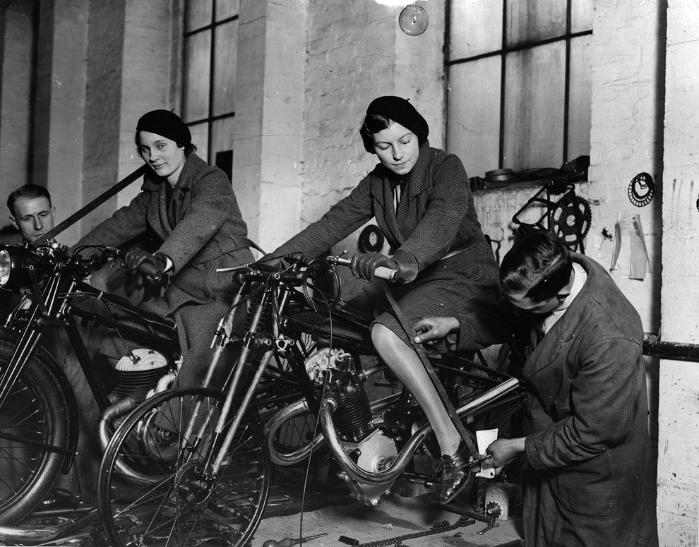 Винтажные фото прекрасных девушек на мотоциклах