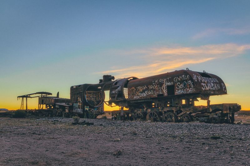 Мрачное кладбище поездов в Боливии