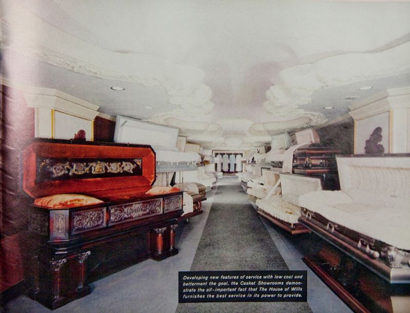 Заброшенное похоронное бюро, созданное в оперном театре