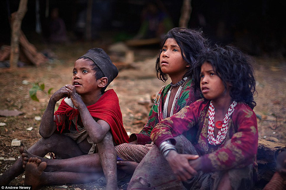 Жизнь охотников-собирателей из первобытного племени в Непале