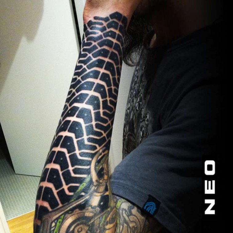 Сложные геометрические татуировки от татуировщика Neo