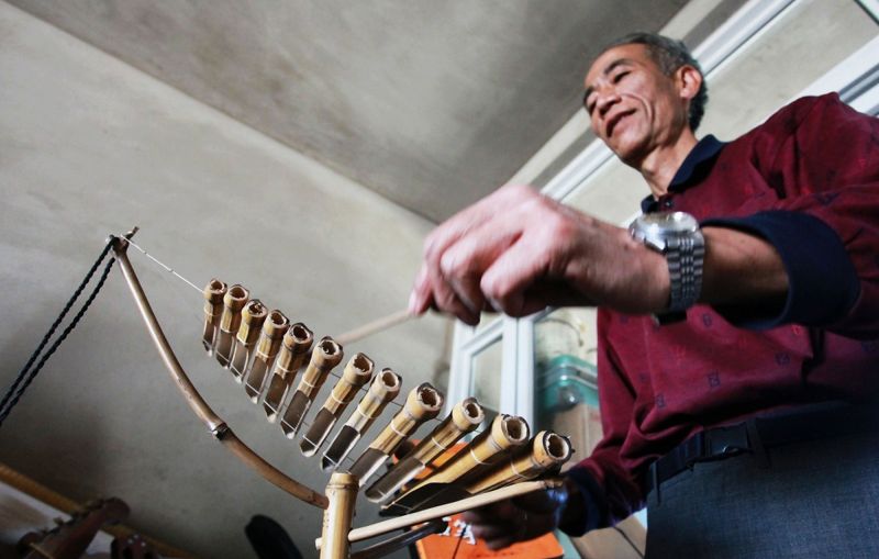 Мастер сделал 1200 музыкальных инструментов из мусора