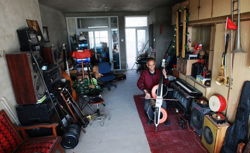 Мастер сделал 1200 музыкальных инструментов из мусора