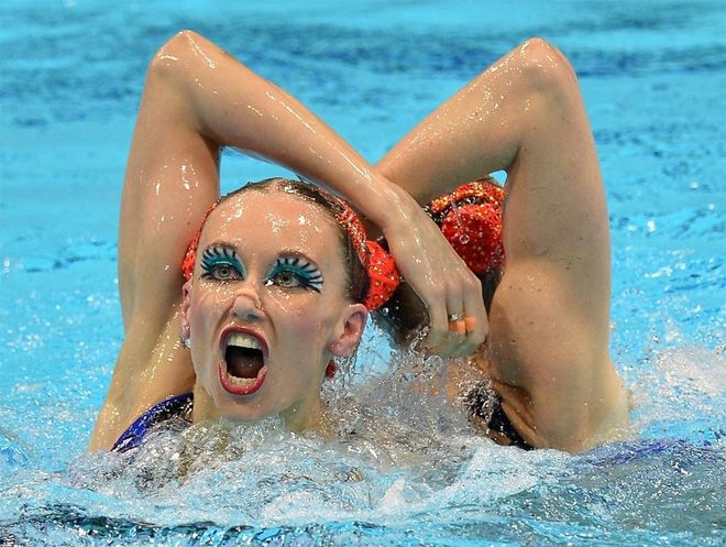 Синхронное плавание выглядит прекрасно, если не всматриваться в лица спортсменок