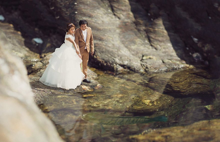 Свадебный фотограф превращает пары в миниатюрных обитателей огромных миров