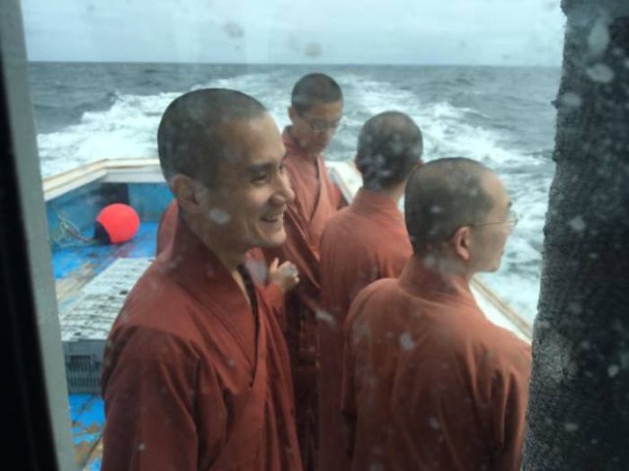 Буддийские монахи выпустили сотни лобстеров обратно в океан