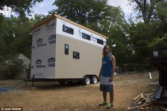 Чтобы не платить за аренду квартиры, студент построил передвижной дом