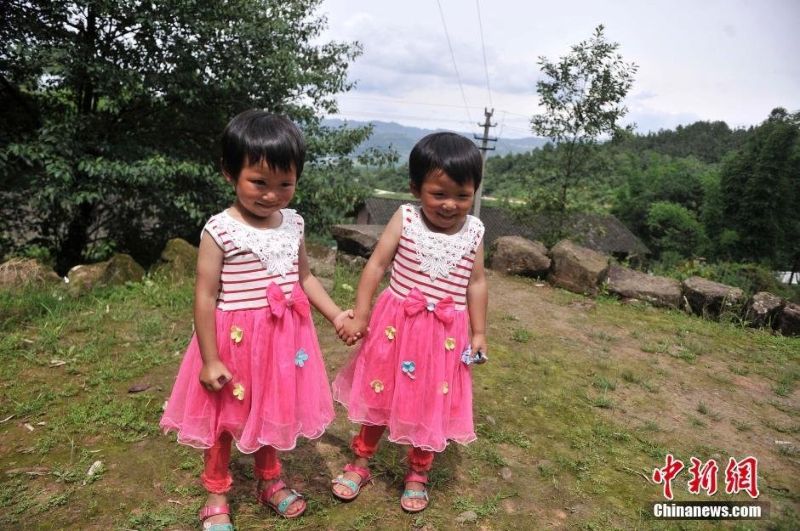 В китайской деревне Циньян проживает 39 пар близнецов