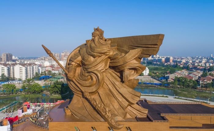 В Китае появилась огромная статуя древнего полководца Гуань Юя