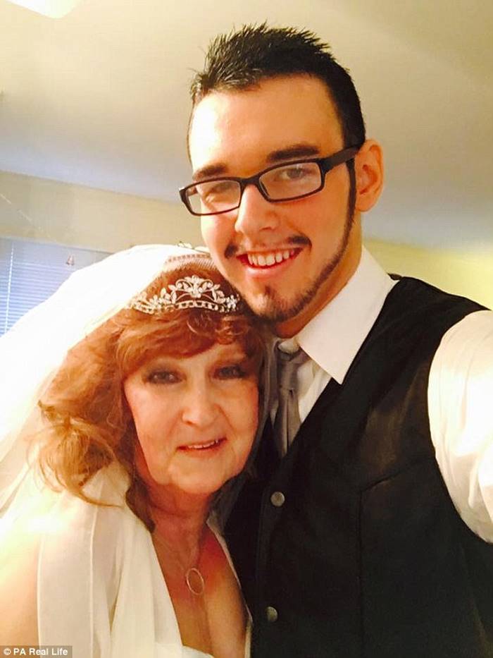 17-летний парень женился на 71-летней пенсионерке