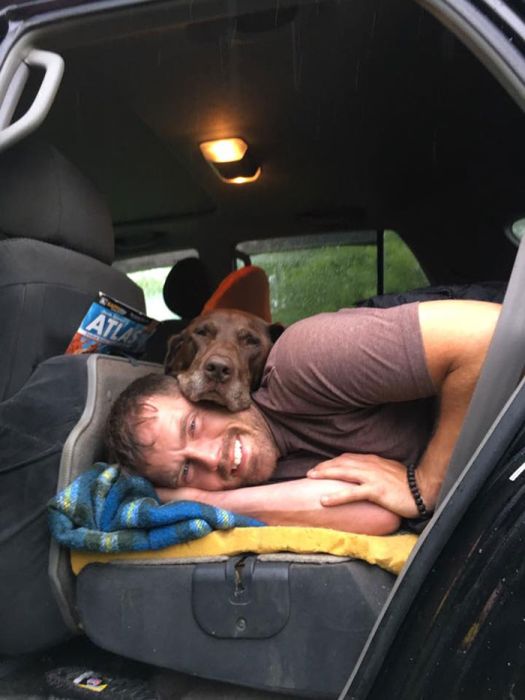 Парень путешествует со своей собакой, больной раком