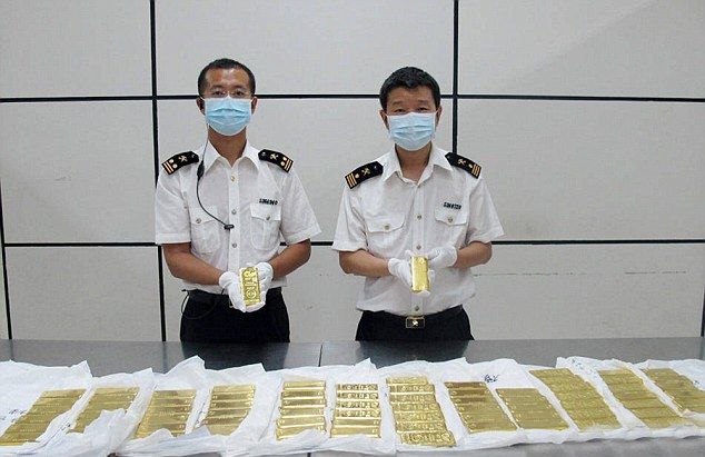 Китайские таможенники задержали 12 туристов с 76 золотыми слитками