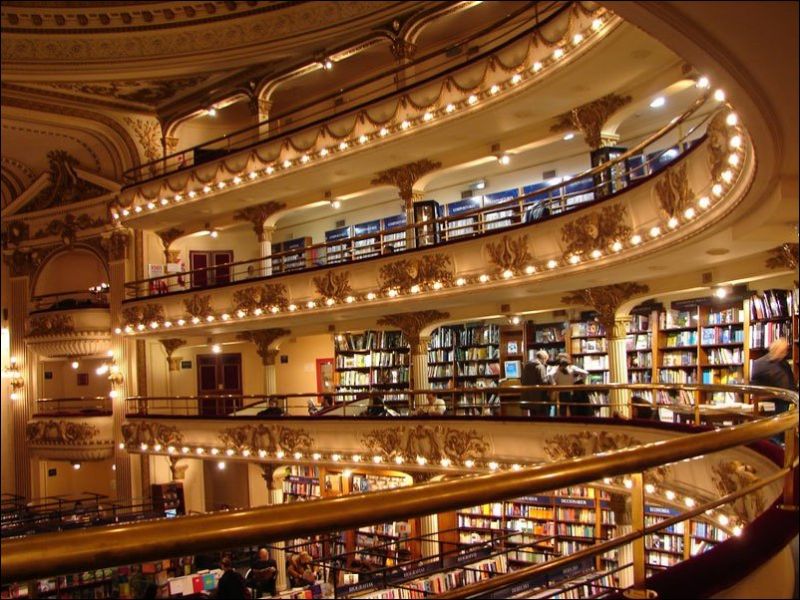 Книжный магазин в столетнем здании театра