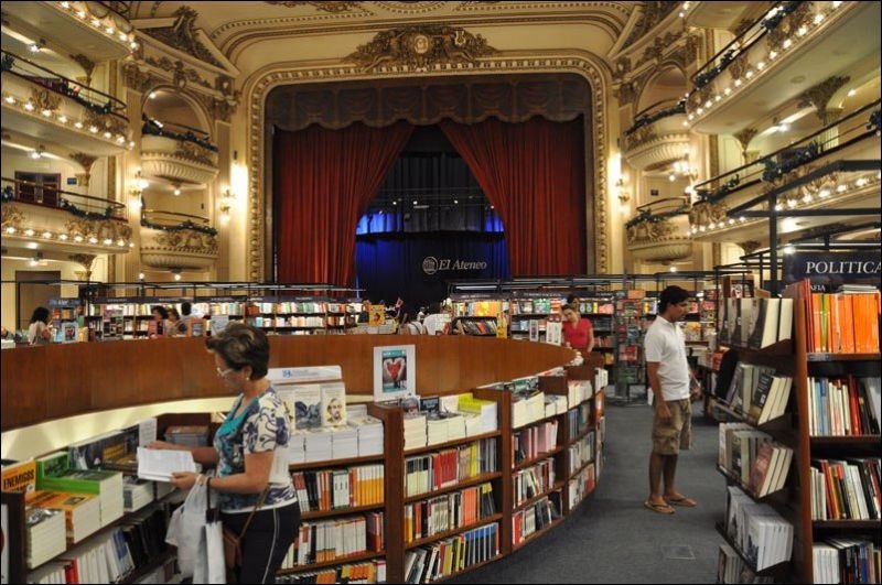 Книжный магазин в столетнем здании театра