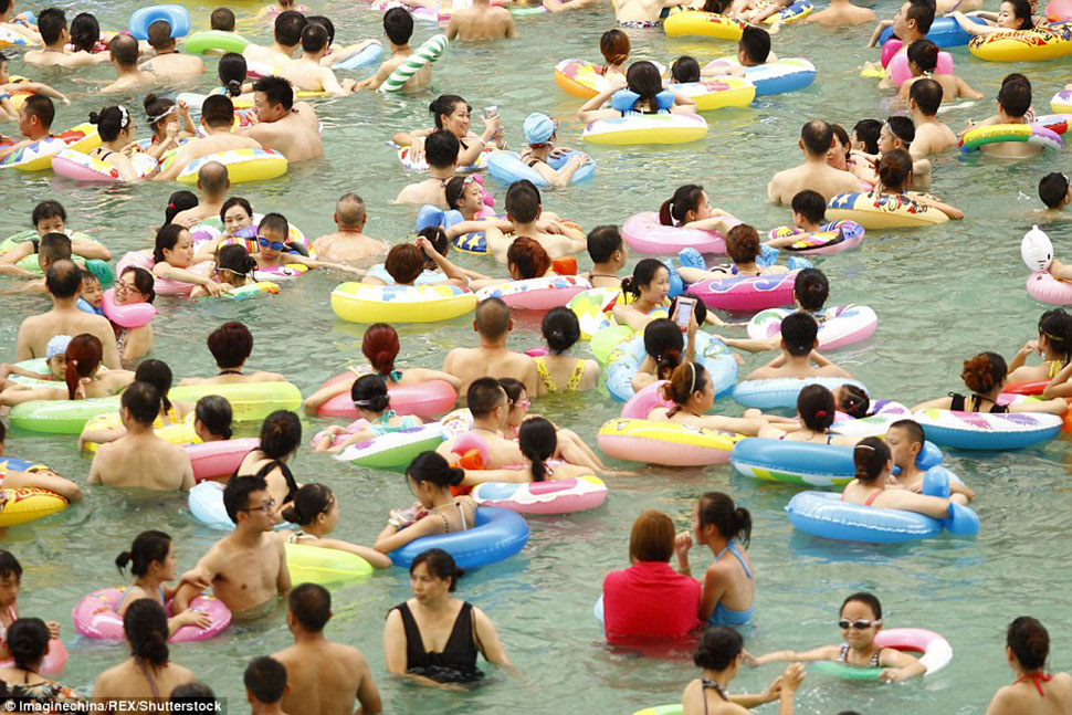 10 000 китайцев искупались в самом большом крытом бассейне страны