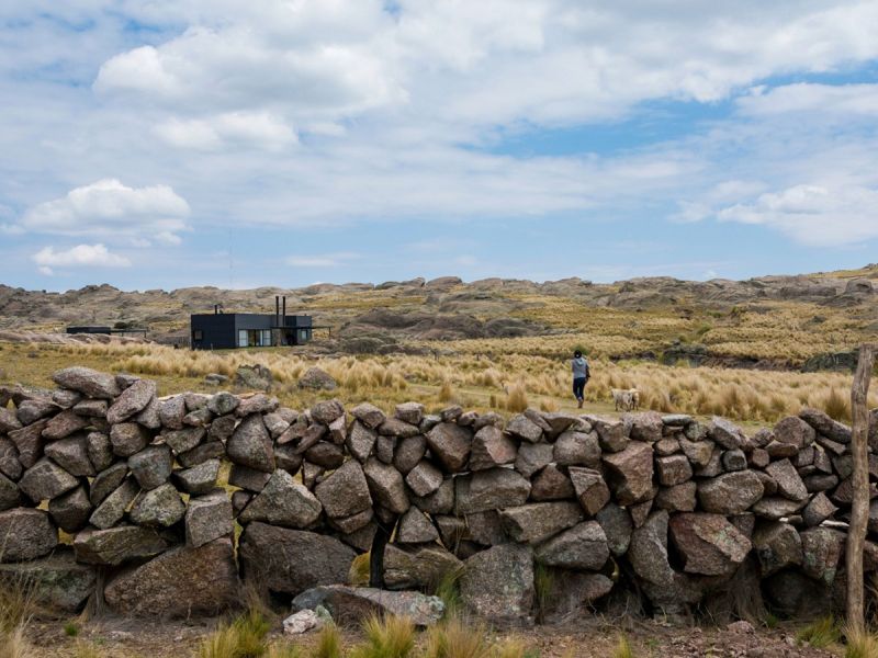 Дом в скалистой местности Аргентины