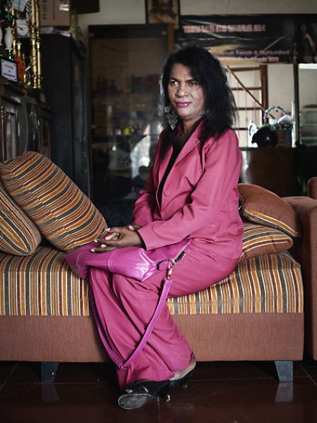 Трудовые будни трансгендерных проституток Индонезии