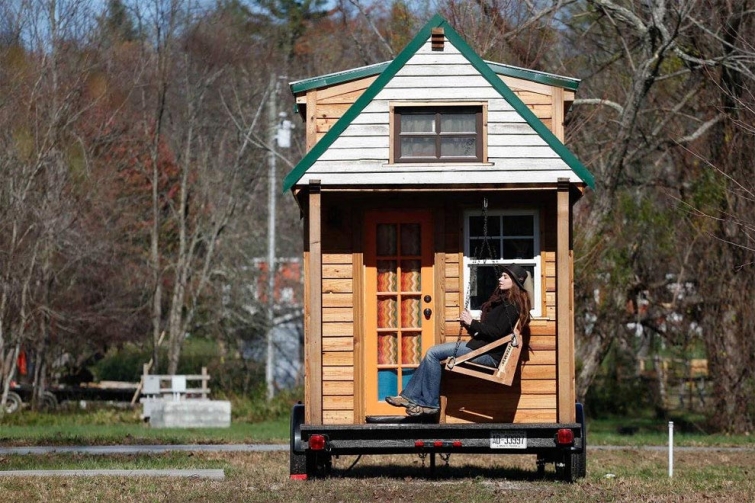 Пара путешествует по стране в крошечном домике на колесах