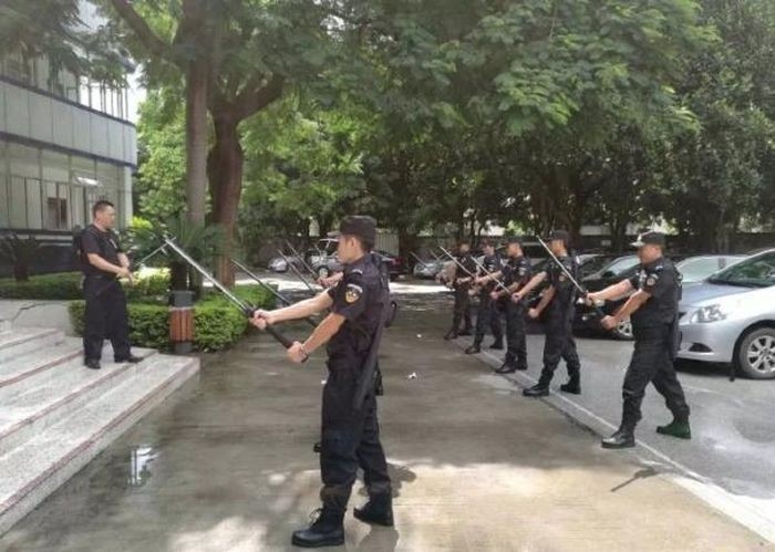 Китайских полицейских могут вооружить специальными мечами