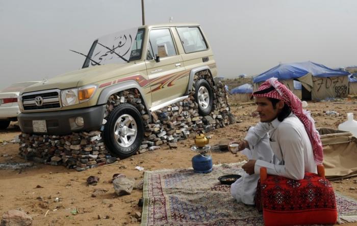Молодежь в Саудовской Аравии обкладывает машины камнями