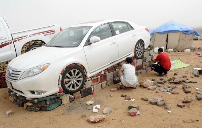 Молодежь в Саудовской Аравии обкладывает машины камнями
