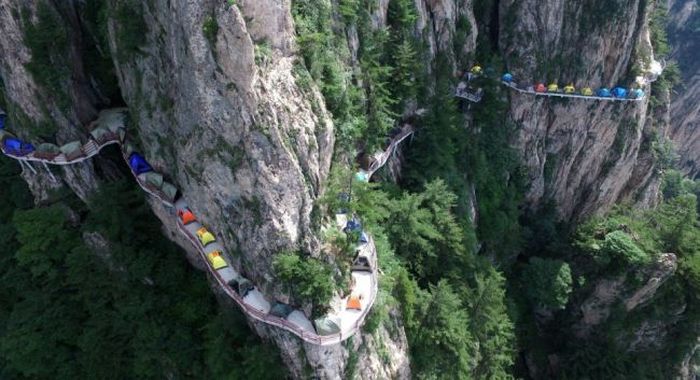 В Китае туристы разбили лагерь на высоте 1700 метров