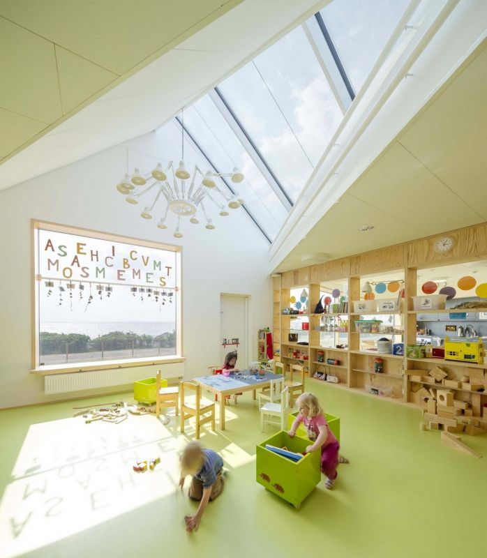 Современный детский сад на пляже в Швеции