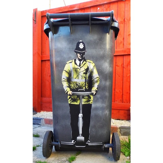 Британский уличный художник JPS делает серые стены чуть ярче