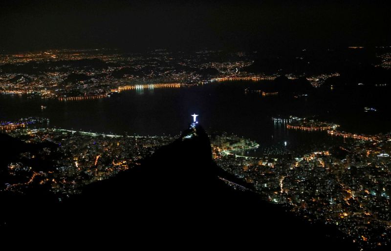 Снимки ночного олимпийского Рио-де-Жанейро с высоты