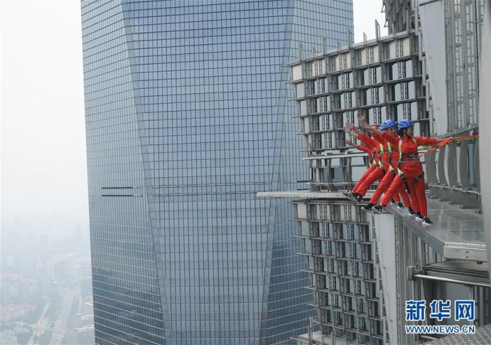 В Шанхае появилась обзорная площадка без заграждений и поручней