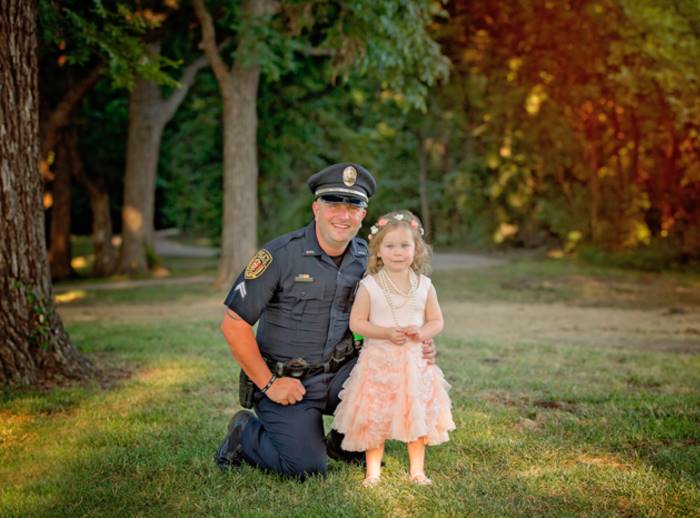 Полицейский снялся в душевной фотосессии со спасённой им девочкой